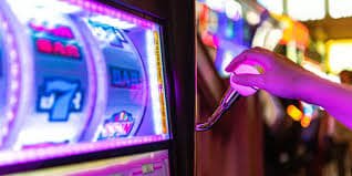 Responsible gaming reminder beside Football Star Deluxe content on 999 jaya